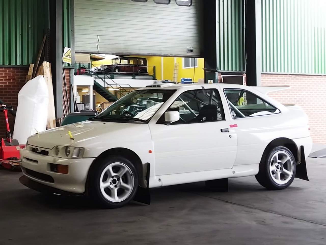 Ford Escort RS Cosworth fez histria das corridas de rali e pode atingir 232 km/h